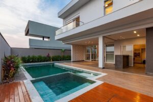 Casa pronta em steel frame de alto padrão com piscina e área de lazer, construída pela Hanna & Hanna em condomínio fechado