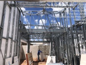 Estrutura de perfis de aço galvanizado (steel frame) sendo montada em obra da Hanna & Hanna em São José do Rio Preto