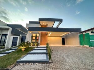 Fachada de casa em steel frame de alto padrão em condomínio fechado, construída pela Hanna & Hanna