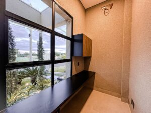 Detalhe de acabamento interno de casa em steel frame de alto padrão construída pela Hanna & Hanna em condomínio fechado